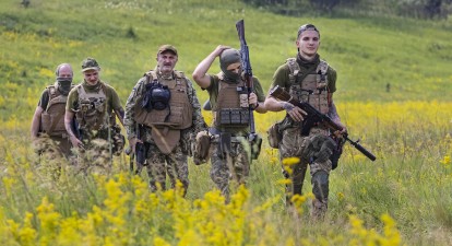 Солдати полку «Азов» проходять полем для тактичних навчань 28 червня 2022 року в Харківській області. Полк «Азов» засновано у 2014 році для боротьби з російськими силами на Донбасі, а згодом він увійшов до складу Нацгвардії /Getty Images