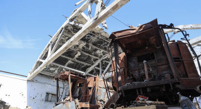 Зруйнована техніка на території пошкодженого снарядами сільськогосподарського підприємства «Роксолана», липень 2025 року, Херсонщина. /Getty Images