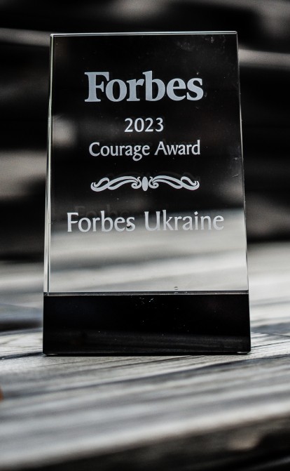 Команду українського Forbes було нагороджено Forbes Courage Award за стійкість, сміливість та адаптивність. /Артем Галкін для Forbes Ukraine