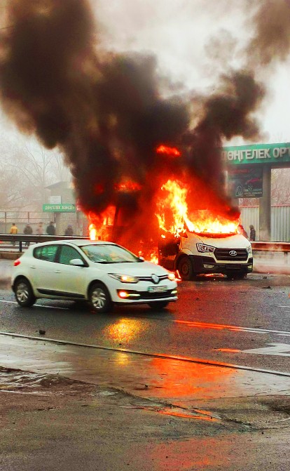 Казахстан охопили акції протесту через подорожчання автогазу. Штурмують адмінбудівлі і палять авто. Уряд пішов у відставку, акції місцевих компаній падають /Фото Getty Images