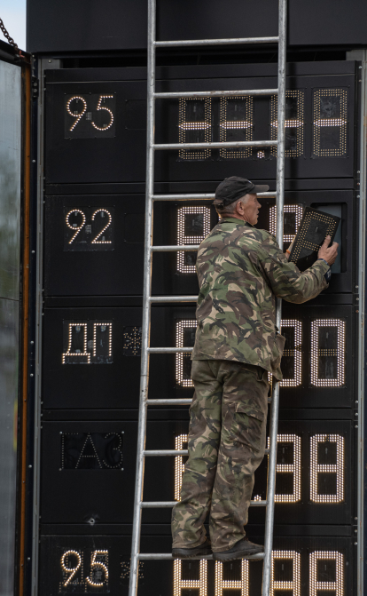 Літр бензину за 55 грн – уже реальність. Держава обмежила ціни на пальне, але 25% заправок проігнорували це. Чому так відбувається