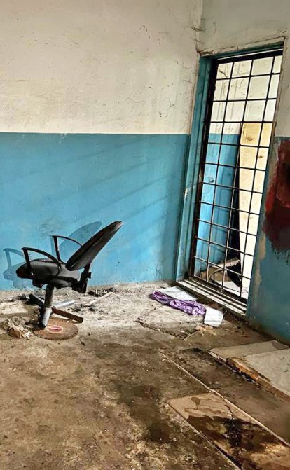 Изнутри здание в Волчанске, из которого сделали живодерню, производит удручающее впечатление /Национальная полиция Украины