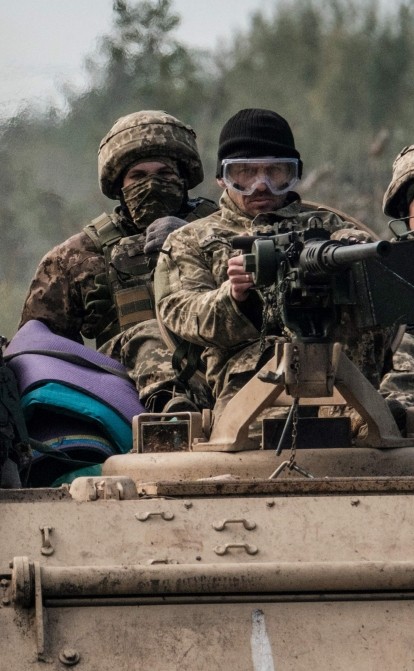 Українські військові їдуть на бронетехніці поблизу нещодавно відбитого міста Лиман у Донецькій області, 6 жовтня 2022 року, під час російського вторгнення в Україну /Getty Images