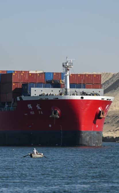 Торговельне судно у Суецькому каналі в розпал кризи, що виникла через атаки хуситів торговельних суден у Червоному морі /Getty Images