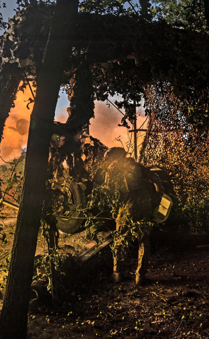 Українські солдати обстрілюють з артилерії позиції росіян на лінії фронту в місті Авдіївка, Донецька область. /Getty Images