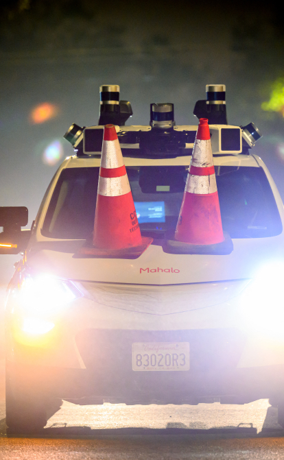 У Сан-Франциско (США) члени групи анонімних антиавтомобільних активістів SafeStreetRebel розмістили дорожні конуси на безпілотному авто, щоб вивести його з ладу, 11 липня 2023 року. /Getty Images