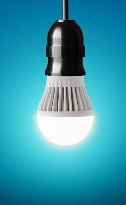Правительство раздаст украинцам 50 млн LED-лампочек, чтобы сэкономить дефицитное электричество. /Shutterstock