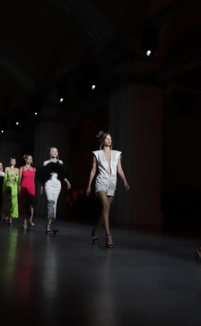 Моделі крокують по подіуму під час Ukrainian Fashion Week у вересні 2021 року /Getty Images