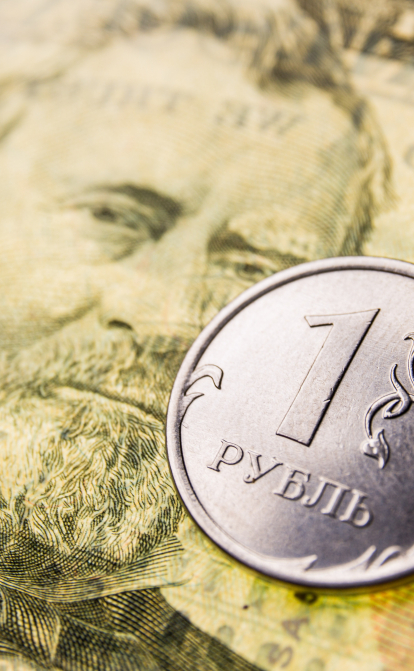 Валютні обмеження та гроші від нафти повернули рубль до довоєнного рівня. Чому це добре для пропаганди, але не врятує російську економіку /Getty Images