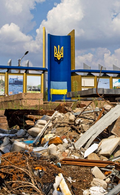 Руины возле места обстрела Николаевской областной государственной администрации. /Getty Images