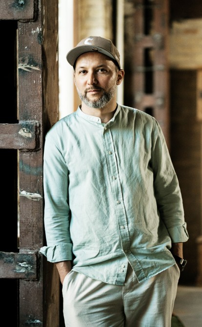 Основатель книжного магазина Readeat Дмитрий Феликсов убежден: книжный рынок должен работать по другим правилам. Что он предлагает? /обработано и дополнено при помощи ИИ (искусственного интеллекта) Photoshop Beta