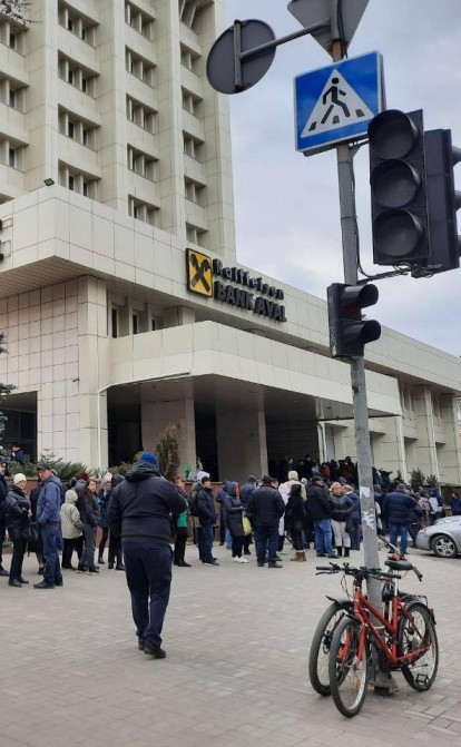 Черга до відділення Райффайзен Банку в Херсоні /Пресслужба Райффайзен Банку