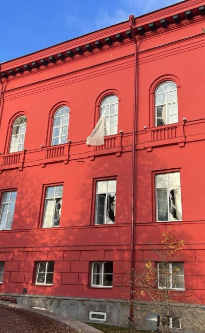 Красный корпус, являющийся памятником истории национального значения, пострадал от ракетных обстрелов. Фото: телеграмм-канал Tkachenko.UA
