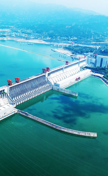 Вид с высоты птичьего полета плотины «Три ущелья», которая выпускает воду, чтобы облегчить сильную засуху в среднем и нижнем течении реки Янцзы, 17 августа 2022 года в Ичане, провинция Хубэй, Китай. /Getty Images