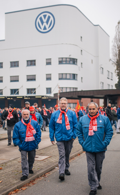 Сотрудники Volkswagen собираются на предупредительную забастовку около завода Volkswagen 6 ноября 2024 года. Оснабрюк, Германия. /Getty Images