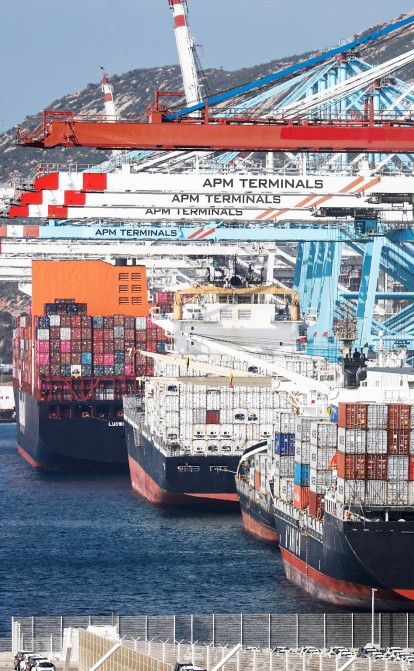 Марокканський порт Танжер – найбільш завантажений контейнерний порт Африки, адже через нього зручно відправляти африканські чи китайські вантажі у Європу /Getty Images