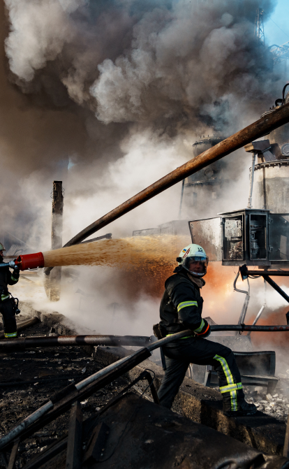 Вогнеборці 10 жовтня ліквідовують пожежу на одному зі столичних енергооб'єктів унаслідок російського ракетного удару. /Getty Images
