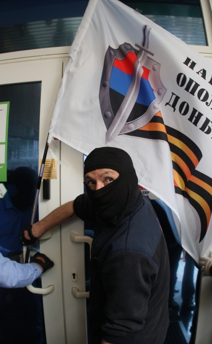 Проросійські бойовики біля відділення ПриватБанку в Донецьку, 28 квітня 2014 року /Getty Images