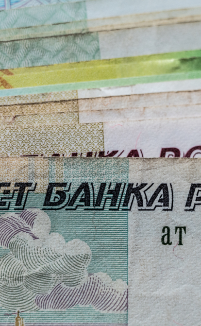 Валютний концтабір від центробанку. Російський рубль зміцнюється, але в цьому немає добрих новин для економіки РФ. Пояснюємо чому