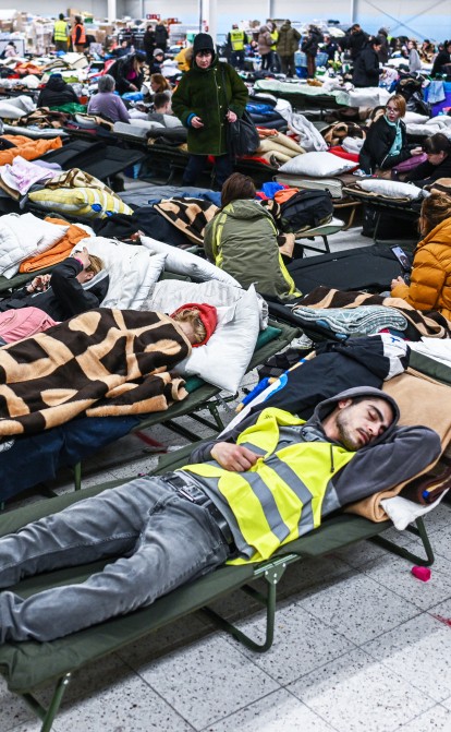 Українські біженці відпочивають в Перемишлі, Польща, 8 березня 2022 року. /Getty Images