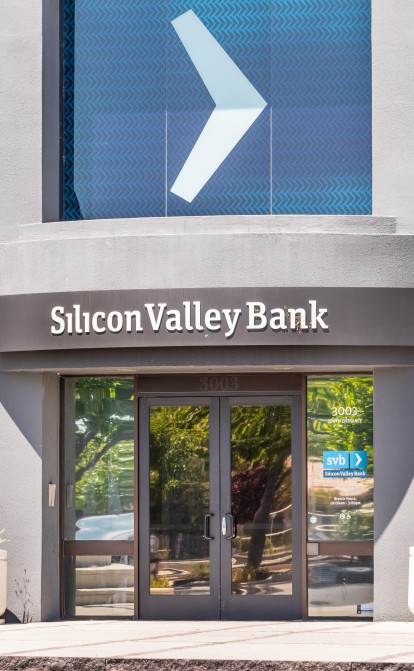 Клиент стоит возле закрытой штаб-квартиры Silicon Valley Bank (SVB) 10 марта 2023 года в Санта-Кларе, Калифорния. Калифорнийские регулирующие органы закрыли Silicon Valley Bank и передали под контроль Федеральной корпорации по страхованию вкладов США /Shutterstock