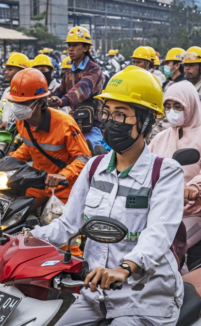 Працівники в заторі перед робочою зміною поблизу Індонезійського індустріального парку Моравалі (IMIP), який складається з близько 77 000 місцевих і 6000 китайських робітників, 2 серпня 2023 року, Моровалі, Центральний Сулавесі, Індонезія. /Getty Images