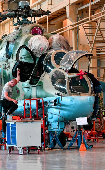 Рабочие на фабрике «Мотор Сич» в Запорожье. /Getty Images