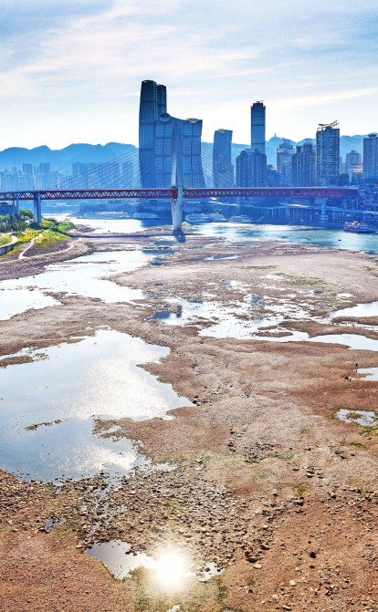 Пересохла річка Цзялінцзян, головна притока Янцзи. /Getty Images