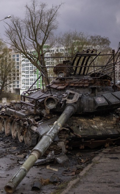 Росія два роки виробляла танки, які ЗСУ знищили за два місяці. Як війна вдарила по виробництву та експорту зброї з РФ. Аналітика WSJ /Фото AP