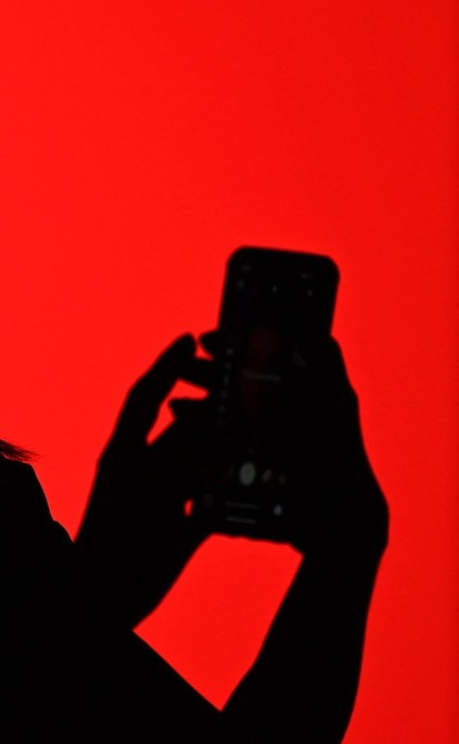 Українці досі користуються російськими фінансовими застосунками. Їхня частка становить 50% /Getty Images