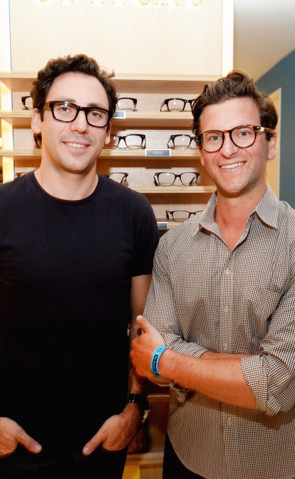 Нил Блументаль (слева) и Дэйв Гелвуйской, соучредители Warby Parker. /Getty Images