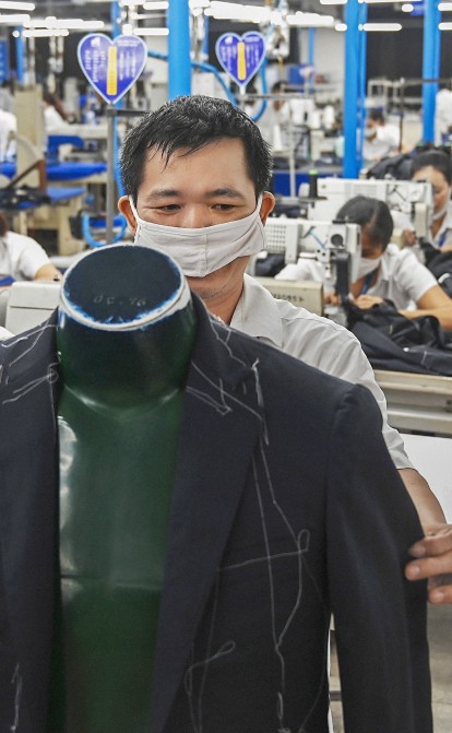 Працівники на фабриці одягу /Getty Images