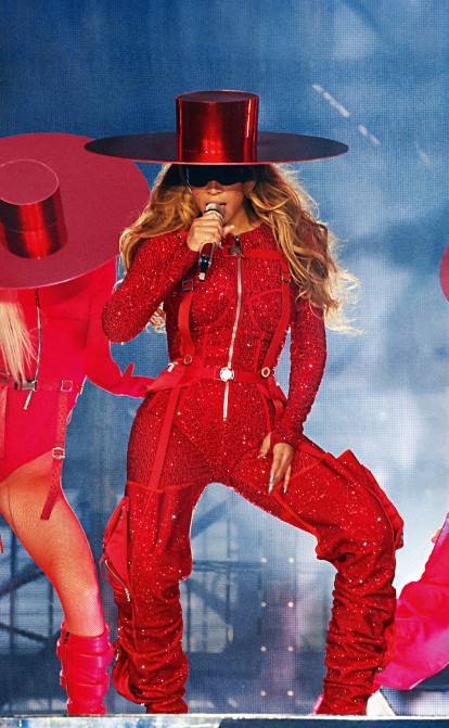 Одягти Бейонсе. «Історична співпраця». Під час світового туру Renaissance співачка Бейонсе та її балет виступили у канотьє Ruslan Baginskiy. /Getty Images