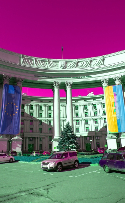 «Не нужно разгонять панику». 5 посольств рекомендуют сотрудникам покинуть Украину, но причина не только в российской агрессии. Объясняют дипломаты