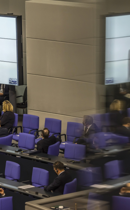 Зеленський підпримав ідею звільняти топпосадовців держкоманій, які поїхали з України. Чому це загрожує частині міжнародної допомоги /Getty Images