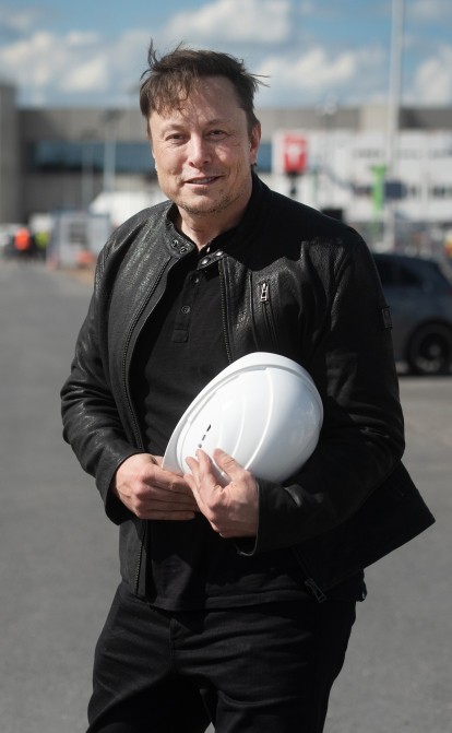 Илон Маск на территории завода Tesla Berlin Gigafactory в Грюнхайде, Германия /Getty Images