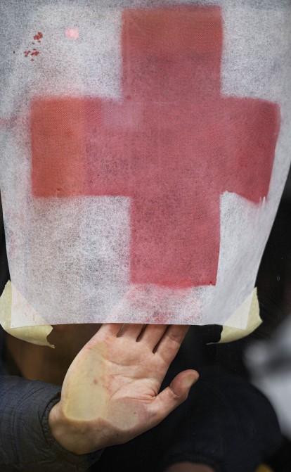 Хрест-навхрест. Чому українці незадоволені роботою Червоного Хреста, коли він найбільш потрібен /Фото AP