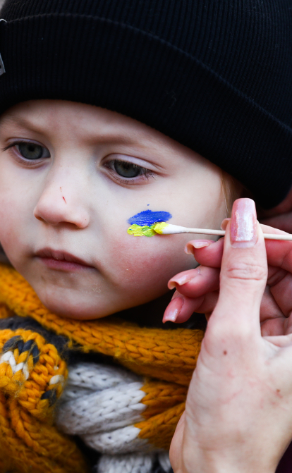 Дитина з батьками на марші в підтримку України в Кракові, Польща, 10 квітня. /Getty Images