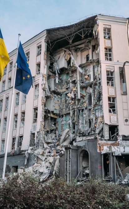 Наслідки пошкоджень готелю в центрі Києва. Фото: Віталій Юрасов