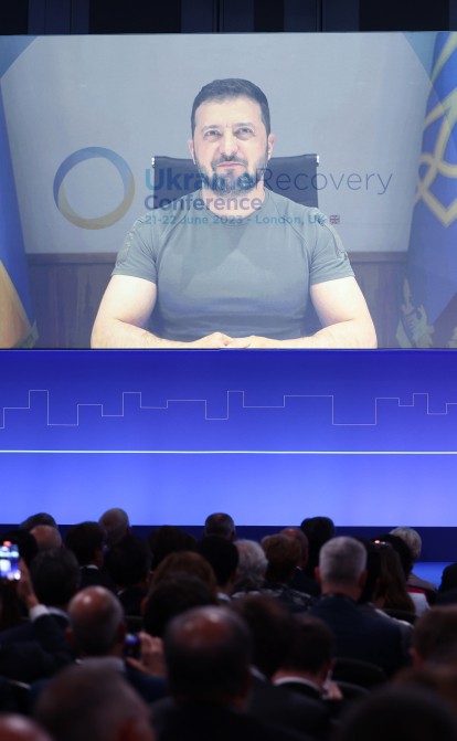 Открытие первого дня Ukrainian Recovery Conference 21 июня 2023 года. Во время выступления премьер-министра Великобритании Риши Сунака на экране появляется президент Украины Владимир Зеленский, Лондон /Getty Images