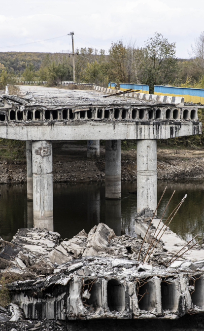 Пошкоджений міст у місті Велика Олександрівка, розташованому в Херсонській області, де українські війська відновили контроль після контратаки /Getty Images