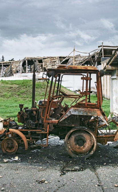 Один из разбитых россиянами складов в Горенке. /Антон Забельский для Forbes Украина