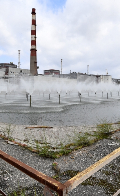 Бризкальні басейни та енергоблоки ЗАЕС, яку після окупації контролює Росія. /Getty Images