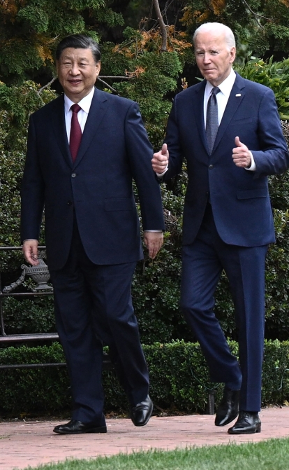 Президент США Джо Байден (справа) і президент Китаю Сі Цзіньпін після спільної зустрічі під час саміту Азійсько-Тихоокеанське економічне співробітництво у Вудсайді, Каліфорнія, 15 листопада 2023 року. /Getty Images