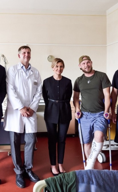 Члени борда Superhumans Олена Зеленська та Лієв Шрайбер відвідують поранених воїнів у лікарні на Львівщині, де буде створено Superhumans. Фото надане пресслужбою ТІС