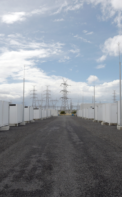 Tesla Megapack в системе накопления энергии Elkhorn Battery в Мосс-Лендинге, Калифорния, США /Getty Images