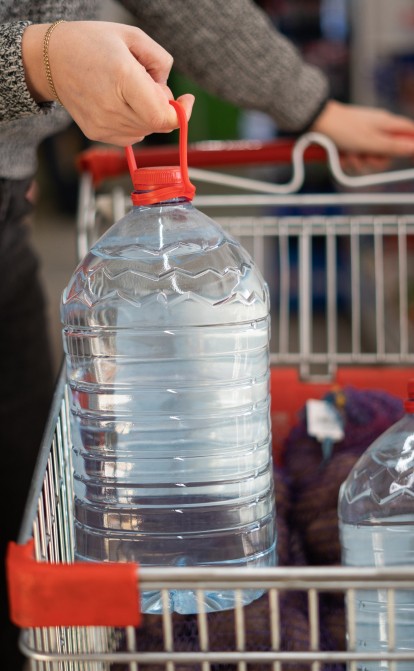 Война вызвала ажиотаж на бутылированную питьевую воду. Как компании и торговые сети борются с дефицитом /Getty Images