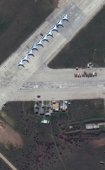 Спутниковый снимок авиабазы в Саках в Крыму, где можно насчитать 26 истребителей, 16 апреля 2022 года. /MAXAR TECHNOLOGIES