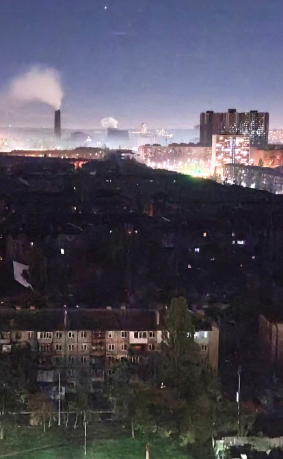 Випущені Росією ракети й іранські дрони-камікадзе пошкодили третину української енергетичної інфраструктури. Поки її відновлюють, «Укренерго» впроваджує віялові відключення електрики, щоб підтримати енергосистему. /Getty Images