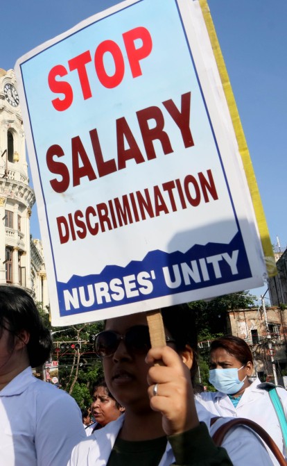 Медсестра во время массового марша от Майдана Маулали Рамлила в Калькутте в знак протеста против неравенства в оплате труда в Калькутте, Индия, 25 августа 2022 года /Getty Images